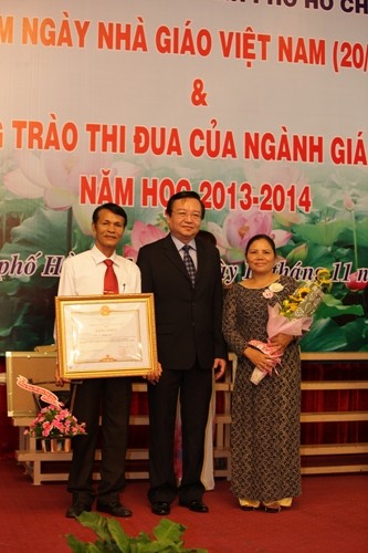 Cô Đào Thị Kim Nhi nhận danh hiệu NGUT dịp 20/11 năm 2014 (Ảnh: website trường)