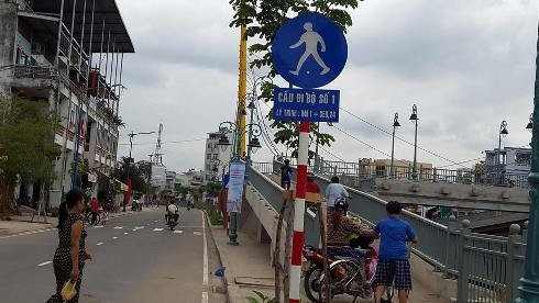 Người dân vô tư đi xe máy trên các cầu vượt dành cho người đi bộ (Ảnh: T.Q)