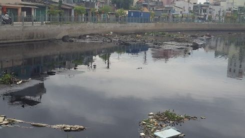 Ngay sau khi khánh thành, dòng kênh Tân Hóa - Lò Gốm đã xuất hiện rác thải (Ảnh: T.Q)