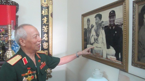 Thiếu tướng Phan Khắc Hy và bức ảnh kỷ niệm khi Bác Hồ về thăm Bộ đội Trường Sơn (Ảnh: T.Q)