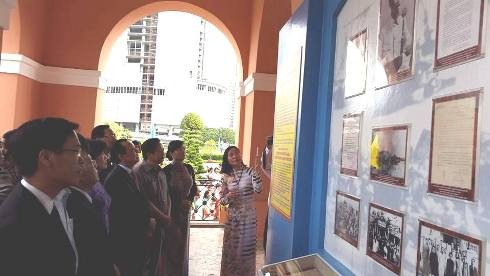 Lãnh đạo TP.HCM tham quan triển lãm ảnh chuyên đề về Chủ tịch Hồ Chí Minh với sự nghiệp giải phóng miền Nam (Ảnh: T.Q)