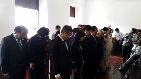 Đoàn đại biểu lãnh đạo TP.HCM dành một phút mặc niệm tưởng nhớ Bác Hồ (ảnh: T.Q)