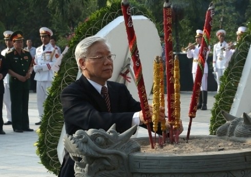 Tổng Bí thư Nguyễn Phú Trọng dẫn đầu đoàn đại biểu dâng hương, viếng các Anh hùng liệt sĩ ở TP.HCM (ảnh: VGP)