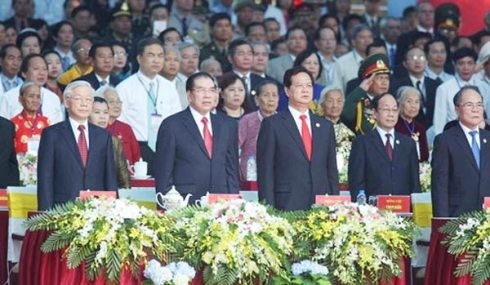 Tổng Bí thư Nguyễn Phú Trọng (trái) và các đồng chí lãnh đạo, nguyên lãnh đạo Đảng, Nhà nước, Chính phủ tham dự buổi lễ.