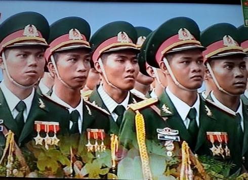Đại diện cho lực lượng vũ trang, quân đội nhân dân Việt Nam tham gia diễu binh.