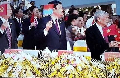 Chủ tịch nước Trương Tấn Sang (giữa) chào đón các đoàn diễu binh.