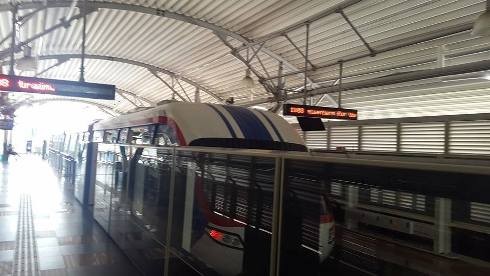 Một tàu điện monorail đang về tới KL Sentral (Ảnh: T.T)