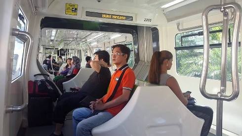 Hành khách ngồi trên tàu KL monorail một cách rất trật tự, không xô bồ (Ảnh: T.T)