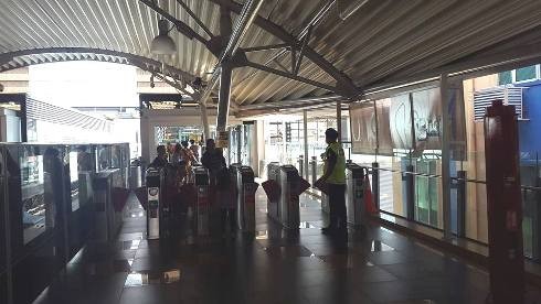 Khách đang bước qua cửa soát vé tự động của KL monorail tại KL sentral (ảnh: T.T)