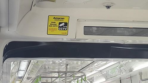 Thông báo lắp đặt hệ thống giám sát CCTV được thông báo công khai trên các toa tàu (Ảnh: T.T)