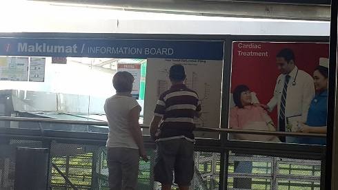 Du khách đang theo dõi bản đồ hành trình tại trạm dừng Bukit Bintang (ảnh: T.T)