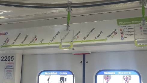 Hành trình, bản đồ của KL monorail được dán rất rõ ràng trên mỗi toa (ảnh: T.T)