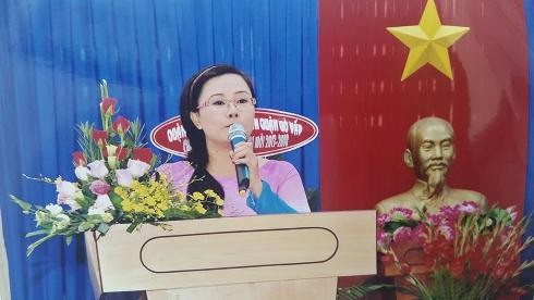 Cô Tô Hạ Uyên - Hiệu trưởng trường THPT Gò Vấp trong 1 sự kiện của nhà trường.