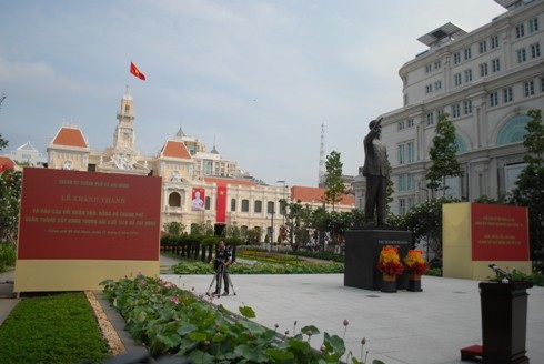 Tượng đài Chủ tịch Hồ Chí Minh đặt uy nghi, trang nghiêm tại quảng trường trước UBND TP.HCM (ảnh: T.Q)
