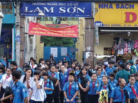 Trường THCS Lam Sơn, Q.6, nơi yêu cầu học sinh trung bình muốn học bán trú phải có đơn xin (ảnh: báo PN)