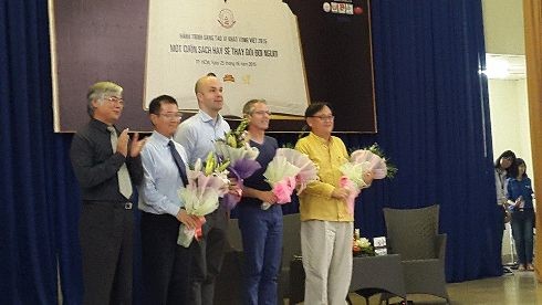 Đại diện BTC chương trình tặng hoa cho các diễn giả Việt Nam và quốc tế (Ảnh: T.Q).