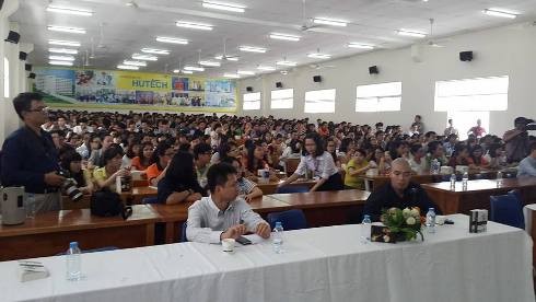 Hàng ngàn sinh viên của ĐH Hutech đã chăm chú nghe các diễn giả truyền đạt những bí quyết để thành công (Ảnh: T.Q)