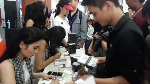 Hoa hậu Diễm Hương mỏi tay ký tặng sách quý cho sinh viên (ảnh: T.Q)