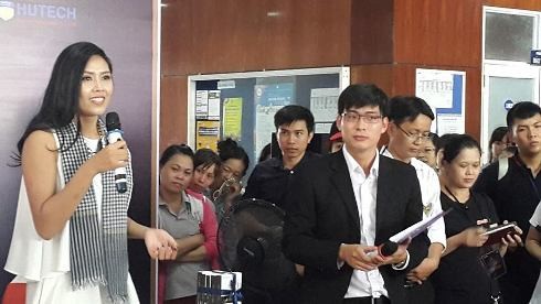 Hoa hậu Nguyễn Thị Loan giải đáp các thắc mắc của sinh viên về những cuốn sách thay đổi đời người (Ảnh: T.Q)