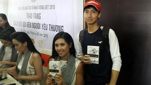 Hoa hậu Nguyễn Thị Loan và những cuốn sách thay đổi đời người dành cho sinh viên (ảnh: T.Q)