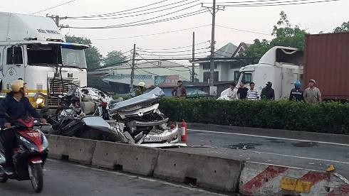 Vụ tai nạn thảm khốc xảy ra vào rạng sáng ngày 31/5 trên QL1A, phường Linh Trung, quận Thủ Đức. (ảnh: T.Q)