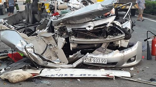 Vụ tai nạn này đã làm cho 5 người trên chiếc xe ô tô du lịch 7 chỗ thiệt mạng tại chỗ (Ảnh: T.Q)