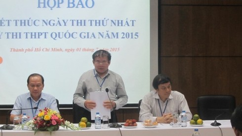 Thứ trưởng Bộ GD&amp;ĐT Bùi Văn Ga trao đổi với báo giới về ngày thi đầu tiên (ảnh: Thế Quân)