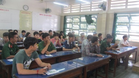 Thí sinh chuẩn bị làm bài thi tốt nghiệp THPT quốc gia ở điểm thi THPT Trần Phú, quận Tân Phú (ảnh: Thế Quân)