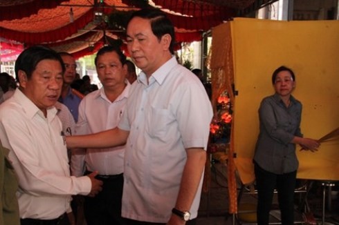 Bộ trưởng Bộ Công an Trần Đại Quang chia sẻ nỗi đau với người thân nạn nhân (ảnh: Pháp luật TP)