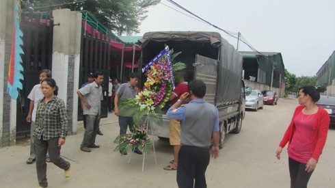 Hàng trăm vòng hoa khắp nơi được đưa đến lễ viếng (Ảnh: Thế Quân)
