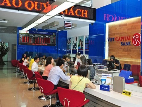 Nhân viên Ngân hàng Bản Việt đang tiếp xúc khách hàng (Ảnh minh họa từ ĐSPL)