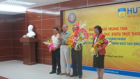 GS TS Trần Hồng Quân - Chủ tịch Hiệp hội các trường ĐH, CĐ Việt Nam tặng hoa chúc mừng HUTECH (Ảnh: T.Q)