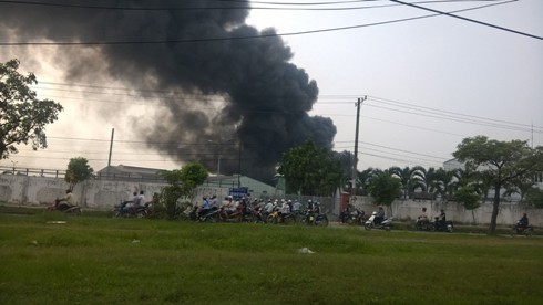 Khói bốc lên cao nghi ngút từ Công ty Ming Shyang ở khu công nghiệp Vĩnh Lộc (ảnh độc giả Nghĩa Trương)