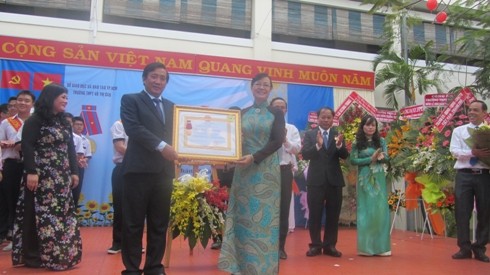 Chủ tịch HĐND TP.HCM Nguyễn Thị Quyết Tâm trao tặng Huân chương lao động hạng 3 cho Hiệu trưởng Lê Văn Phước (ảnh: T.Q)