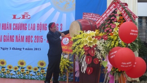 Hiệu trưởng Lê Văn Phước đánh trống khai giảng năm học, năm học 2015 - 2016 (ảnh: T.Q)