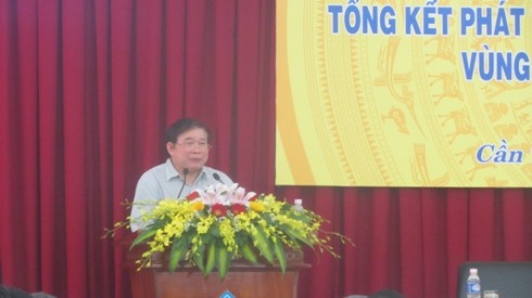 Thứ trưởng Bùi Văn Ga báo cáo kết quả 5 năm thực hiện quyết định 1033 ở Đồng Bằng Sông Cửu Long (ảnh: T.Q)
