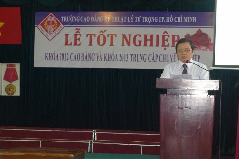 Hiệu trưởng trường cao đẳng Lý Tự Trọng Phạm Hữu Lộc trong lễ tốt nghiệp của sinh viên (ảnh: website trường)