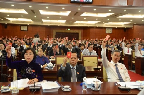 Các đại biểu quyết thông qua chương trình Đại hội đại biểu Đảng bộ TP.HCM (ảnh: BTG TP.HCM)