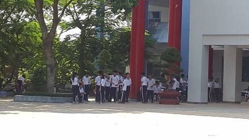 Học sinh trường Nguyễn Hữu Tiến trong giờ học thể dục trên sân trường (ảnh: P.L)