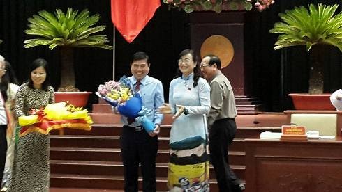 Chủ tịch HĐND TP.HCM Nguyễn Thị Quyết Tâm tặng hoa chúc mừng ông Nguyễn Thành Phong (ảnh: T.Q)