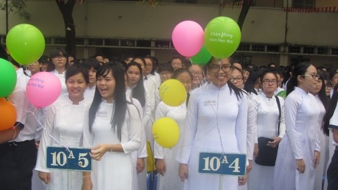 Nữ sinh lớp 10 trường Võ Thị Sáu mặc áo dài trong một ngày lễ đầu năm học (Ảnh: P.L)