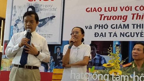Lãnh đạo First News - Trí Việt đang giao lưu với chị Tâm tại đường sách hôm 30/1 (ảnh: P.L)