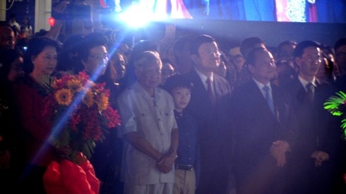 Chủ tịch nước Trương Tấn Sang dự lễ dâng hương tại tượng đài Chủ tịch Hồ Chí Minh trước UBND TP.HCM (ảnh: P.L)