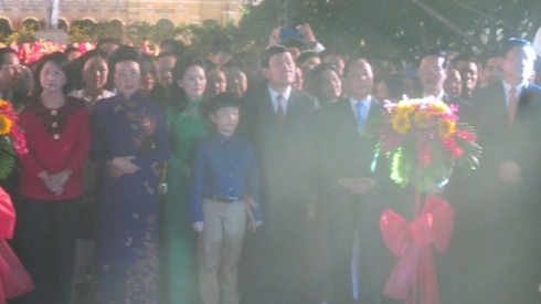 Chủ tịch nước và các đồng chí lãnh đạo dự khai mạc đường hoa Nguyễn Huệ tết Bính Thân (ảnh: P.L)
