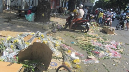 Đầu đường Hùng Vương, quận 5 la liệt các loại rác do hoa bán ế bị tiểu thương vứt lại (ảnh: P.L)