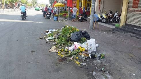 Những bãi rác như thế này có thể dễ dàng bắt gặp tại các chợ hoa tết ở TP.HCM trưa 29 tết (ảnh: P.L)