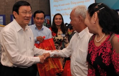 Chủ tịch nước (áo trắng) tặng quà đầu năm cho các cựu tù binh Việt Nam (ảnh: Tuổi Trẻ)
