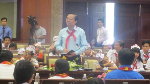 Giám đốc Sở Giáo dục và Đào tạo TP.HCM Lê Hồng Sơn trả lời ý kiến các học sinh (ảnh: P.L)
