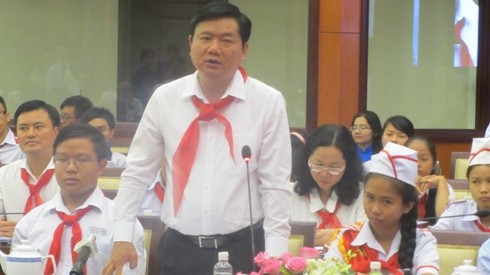 Bí thư Thành ủy TP.HCM Đinh La Thăng đề nghị các câu trả lời cho thiếu nhi phải cụ thể, rõ ràng (ảnh: P.L)