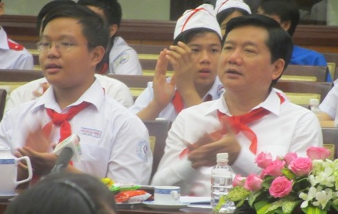 Nguyễn Dương Kim Hảo (trái) và Bí thư Thành ủy TP.HCM Đinh La Thăng tại buổi gặp gỡ thiếu nhi (ảnh: P.L)